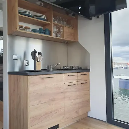 Mobiles Hausboot El'milia Mit Eigener Ankerboje Auf Dem 船上ホテル Braunsbedra