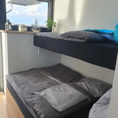 Mobiles Hausboot El'milia Mit Eigener Ankerboje Auf Dem