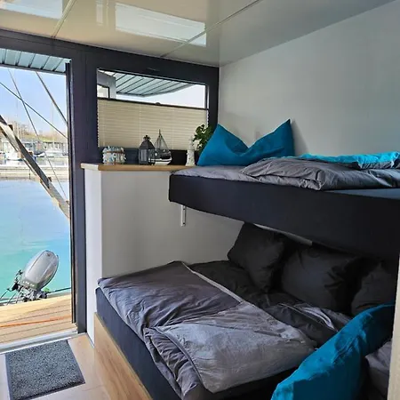 Mobiles Hausboot El'milia Mit Eigener Ankerboje Auf Dem Braunsbedra