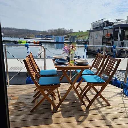 Mobiles Hausboot El'milia Mit Eigener Ankerboje Auf Dem