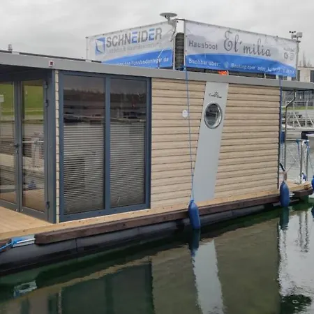 Mobiles Hausboot El'milia Mit Eigener Ankerboje Auf Dem Braunsbedra