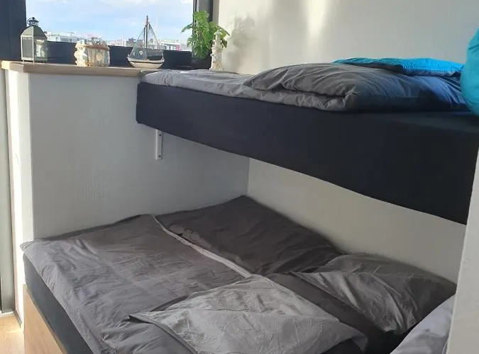 Mobiles Hausboot El'milia Mit Eigener Ankerboje Auf Dem