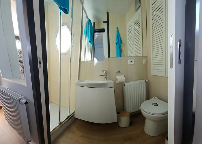 Mobiles Hausboot El'milia Mit Eigener Ankerboje Auf Dem Braunsbedra