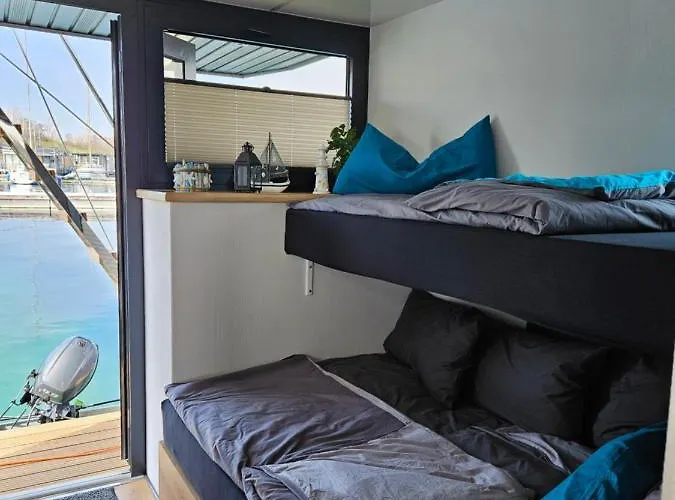 Mobiles Hausboot El'milia Mit Eigener Ankerboje Auf Dem Braunsbedra