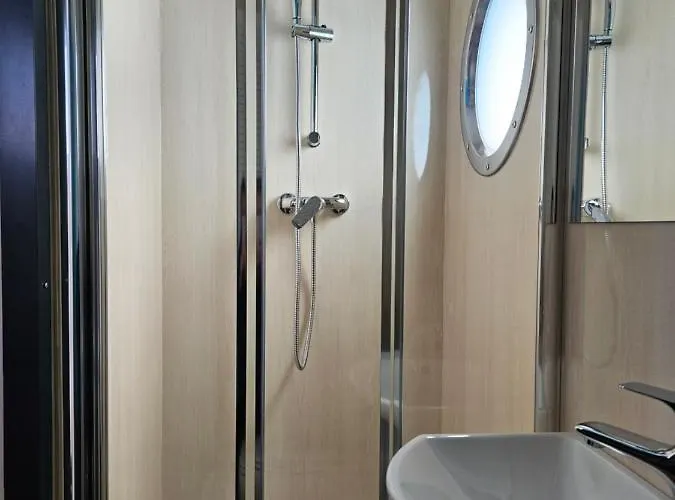 Mobiles Hausboot El'milia Mit Eigener Ankerboje Auf Dem