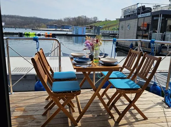 Mobiles Hausboot El'milia Mit Eigener Ankerboje Auf Dem